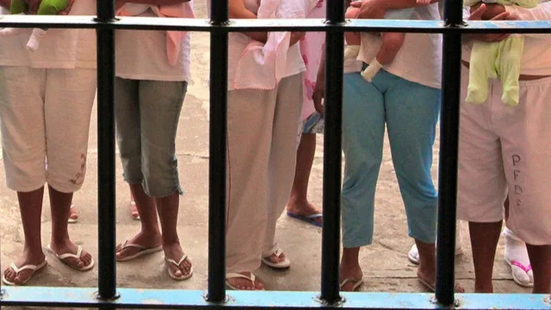 O que as mulheres ex-presidiárias enfrentam após ganharem a liberdade?