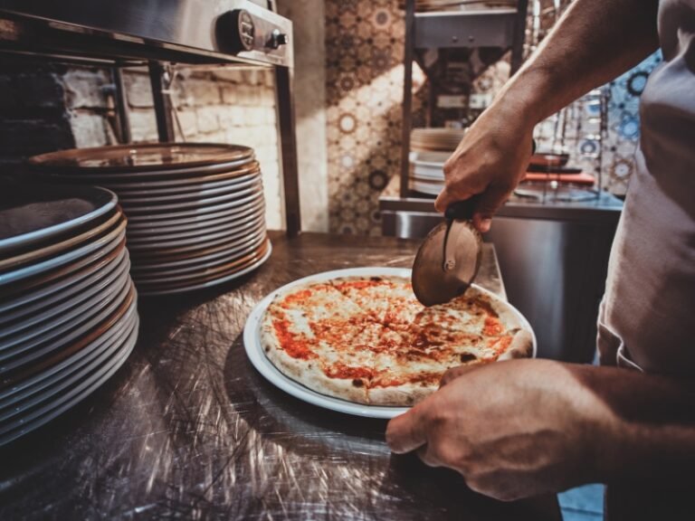 O que Faz um Ajudante de Pizzaiolo: Funções e Responsabilidades na Cozinha